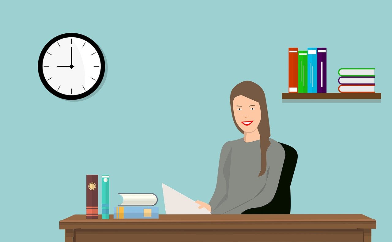 dessin d'une sevretaire assise a un bureau , avec une horloge et des livres sur le fond